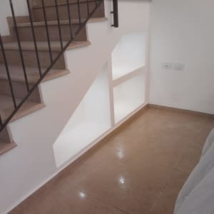 מדרגות עם קיר גבס ותאורה פנימית