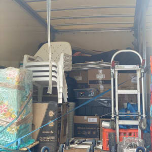 עגלות, קרטונים וציוד בתוך משאית הובלה