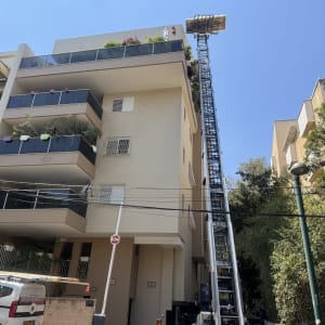 בניין מגורים עם מעלית חיצונית לגג