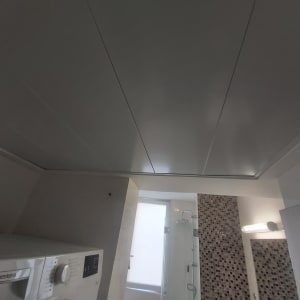 תקרת גבס עם לוחות חלקים בחדר אמבטיה