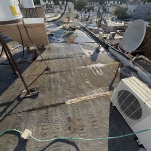 גג עם ציוד תקשורת ומערכת מיזוג אוויר