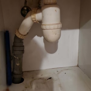 צנרת מתחת לכיור עם חיבורים שונים