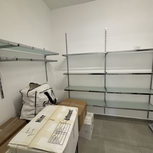 מדפים ריקים וארגזים בחדר לארגון ביתי