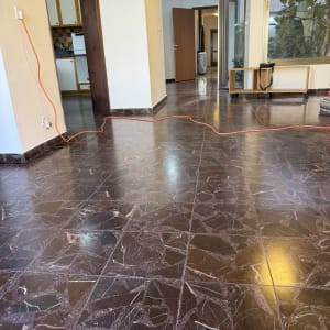 רצפה נקייה ומבריקה עם כבל חשמל כתום