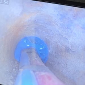 צילום מסך של צינור עם נוזל כחול