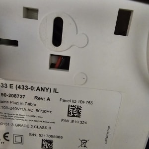 תווית מוצר עם פרטי יצרן ומספר סידורי