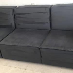 ספה שחורה נקייה עם שלושה מושבים