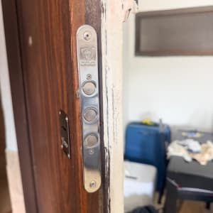 מנעול כספת עליון שהותקן בדופן דלת כניסה