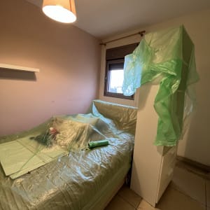 חדר עם קירות צבועים ויריעות פלסטיק לכיסוי