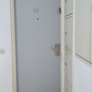 דלת אפורה עם מספר 32 ומנעול כסוף