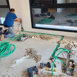 חשמלאי עובד עם כבלים וכלי עבודה על רצפה