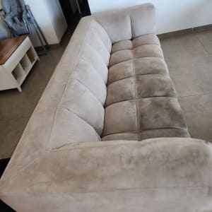 ספה מלוכלכת על רצפת אריחים