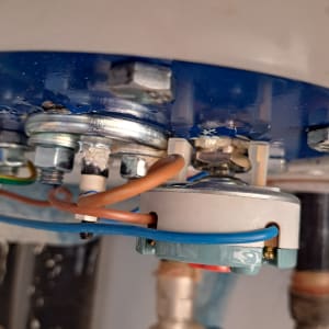 חלקים פנימיים של דוד שמש עם חיבורים וצינורות