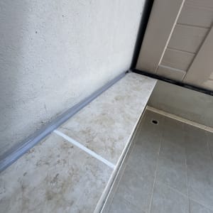 משטח מרוצף עם איטום בפינה