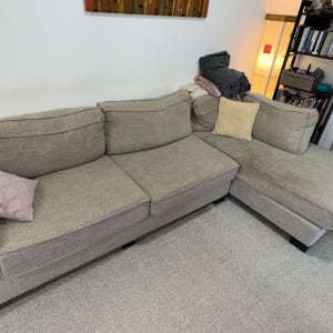 ספה אפורה עם כריות בסלון ביתי