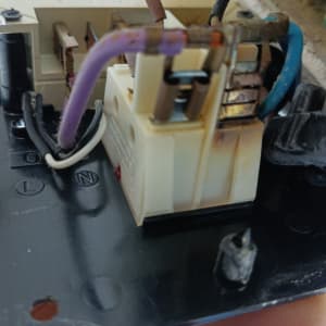 חיבורים חשמליים בלוח בקרה של דוד שמש