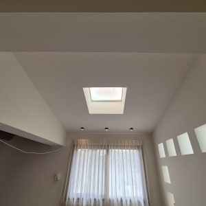 תקרת חדר עם חלון סקיילייט ותאורה שקועה
