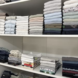 מדפים עם בגדים מקופלים בצורה מסודרת ומאורגנת