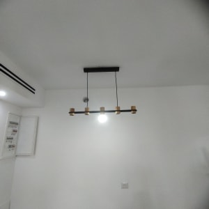 מנורת תקרה תלויה עם נורה דולקת