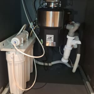 מערכת סינון מים מתחת לכיור עם צינורות וחיבורים