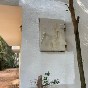 קיר צבוע עם דלת מתכת חלודה ועץ קרוב