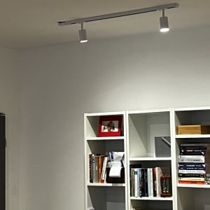 תאורת מסילה עם שני פנסים על תקרה לבנה