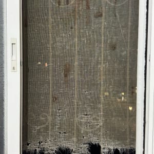 רשת חלון קרועה עם סימני בלאי ותיקון נדרש