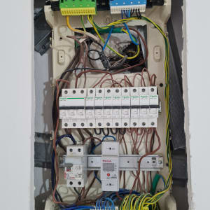 לוח חשמל עם חוטים ומפסקים חשמליים