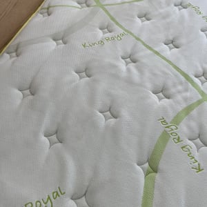 מזרן עם כיתוב ירוק "King Royal"