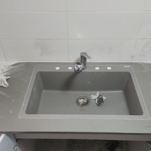 כיור במשטח שיש עם כתמי אבק ולכלוך