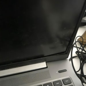 מחשב נייד עם מסך וכבלים מחוברים