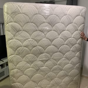 מזרן עטוף בניילון מוחזק על ידי אדם