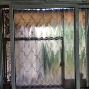 חלון זכוכית עם דוגמה מטושטשת