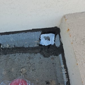 איטום פינה עם חומר שחור ולבן על קיר