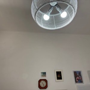 מנורה תלויה מהתקרה עם שלוש נורות
