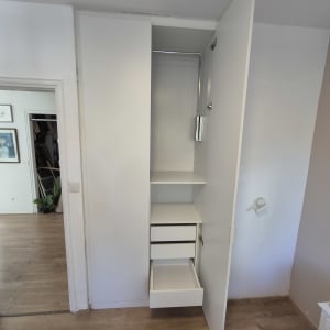 ארון פתוח עם מדפים ומגירות בחדר