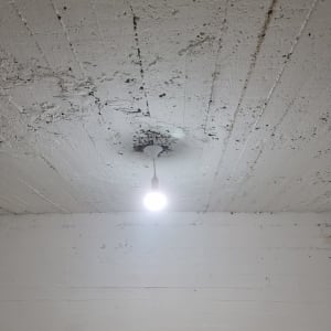 נורה תלויה מהתקרה בחדר ריק