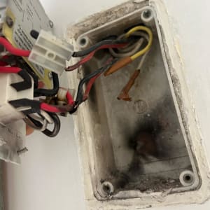 תיבת חיבורים עם חוטים חשמליים חשופים