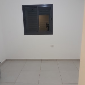 רצפה נקייה עם אריחים בהירים וחלון סגור