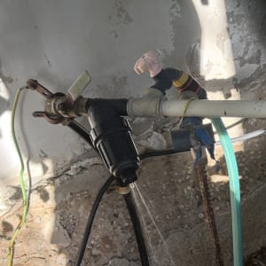 מערכת צנרת מים חיצונית עם מסנן מים שחור וצינור גינה