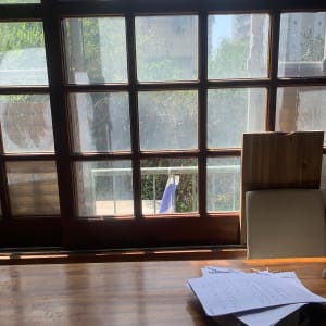 חלון זכוכית עם מסגרת עץ, אור שמש חודר פנימה