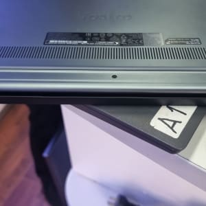 חלק תחתון של מחשב נייד עם תווית וזיהוי דגם