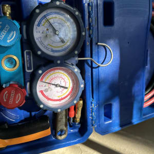 מד לחץ אוויר במארז כחול עם מחברים