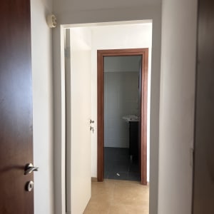 מסדרון עם דלתות פתוחות וחדר רחצה