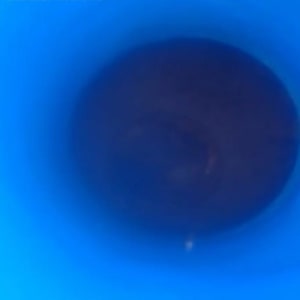 תמונה של צינור כחול עם סימון פנימי