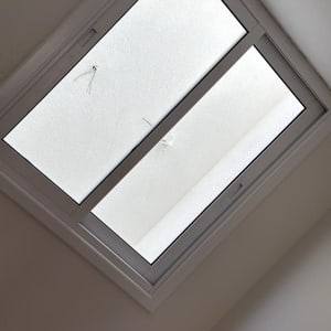 חלון אלומיניום עם מסגרת לבנה בתקרה