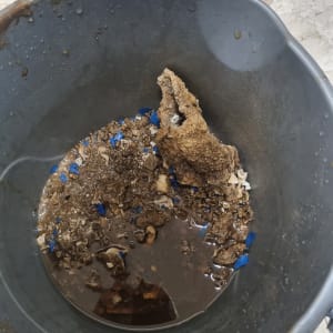 דלי עם משקעים מלוכלכים מהדוד שמש