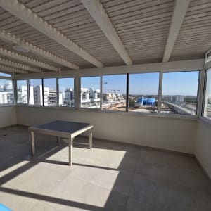 חדר עם חלונות גדולים ונוף עירוני