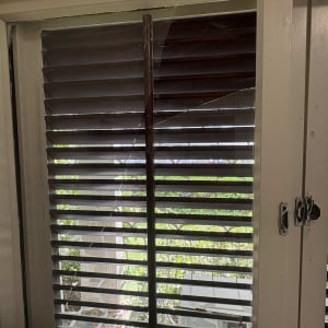 תריסים שבורים עם זכוכית סדוקה