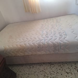 מזרן יחיד עם כתמי נוזלים לפני תהליך ניקוי מזרנים